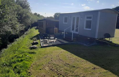 Anglesey new modern shepherds hut with spa hot tub - Foto 16