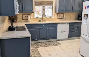 Walk to K-State, Sleeps 12, Pool Table, Hot Tub - Foto 23