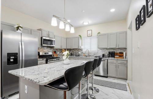 Modern 4BR Retreat with Free Parking in Prime CWE! - Foto 12
