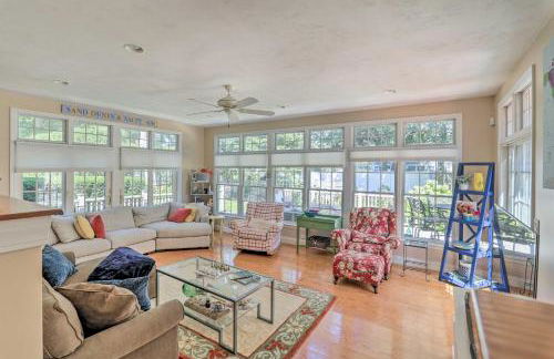 Cape Cod Cottage with Deck, Grill, and Games! - Foto 4