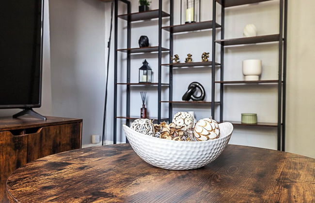 Stylish City Retreat - Photo 23