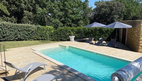 Belle villa avec piscine intérieure et piscine extérieure Gite Les Aiguiers - Foto 2, sunbed, Garden view