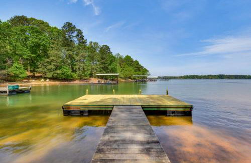 Waterfront Townville Home with Hot Tub and Dock! - Foto 2