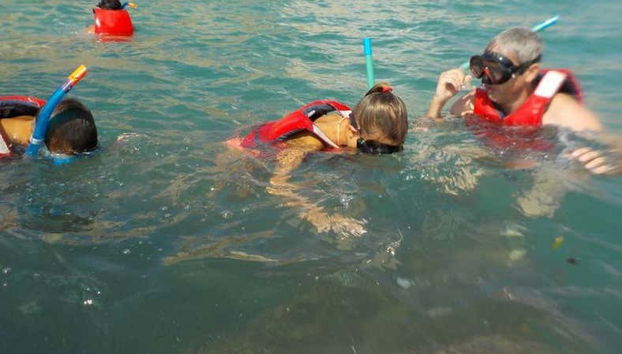 Snorkel no exterior da gruta