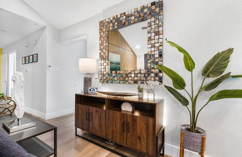 Modern 3BR Retreat with Fun Yard, Mini-Golf, Hot Tub & BBQ Dining Deck - Foto 42