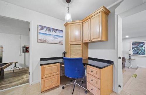 Tropical PoolHome Walk to Shops Near Beach - Foto 38