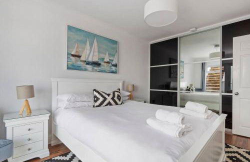 Stunning Property Seaviews, Private Pool & Parking - Photo 6