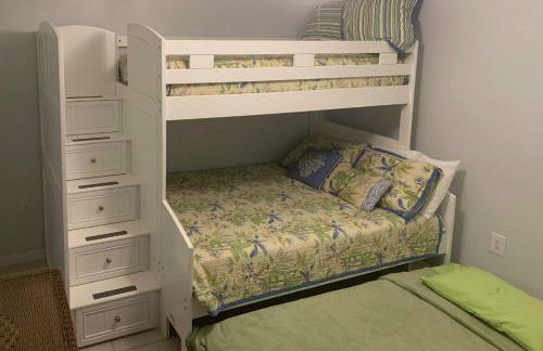 Large Balcony and Water Views Indian Shores Condo! - Foto 24