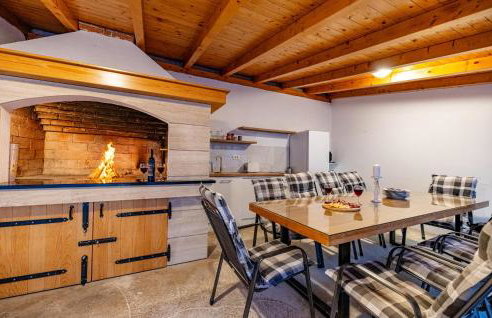 Gorgeous Home In Nadin With Wifi - Photo 20