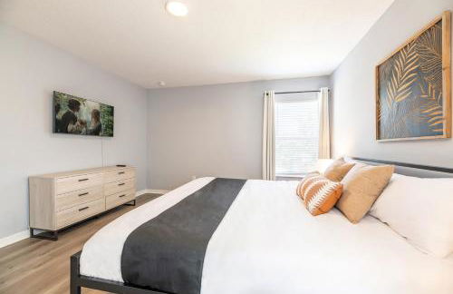 Family Retreat 6BR Villa with Private Pool, Spa & Theater near Disney - Foto 23