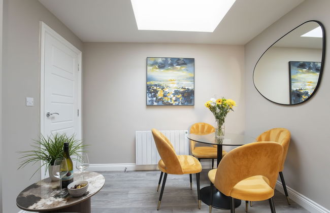 Elliot Oliver - Modern 2 Bedroom Town Centre Apartment - Photo 2