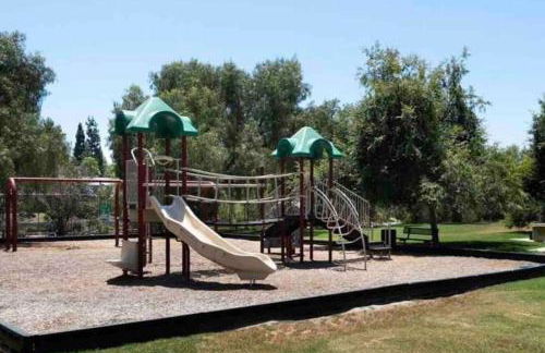 Glamorous Regal Design Home with Private Patio and Garage - Foto 36