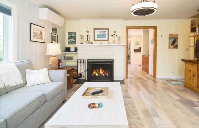 Beach Pines Bungalow by Avantstay Classic Cottage Steps to the Beach w/ Private Yard - Foto 8