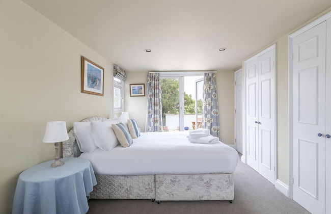 JOIVY Charming 3 bed house with a rooftop terrace - Photo 1