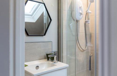 Comfortable 5-Bedroom House in Cheltenham - Foto 43