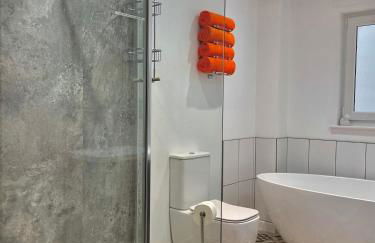 Bright 2-bedroom apartment with parking in Montrose - Photo 25