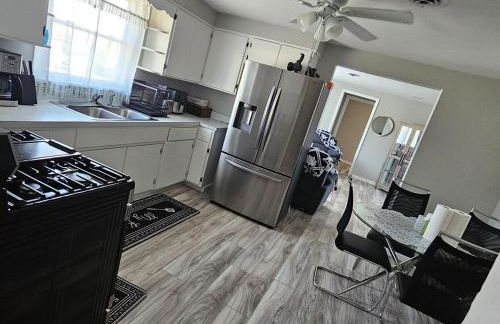 Cozy Roomy family sized apartment on major bus route close to all - Foto 75