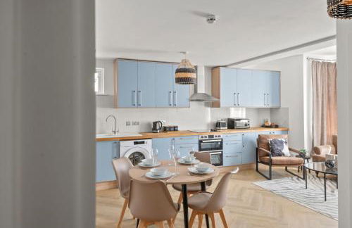 Stylish Flat I Sleeps 6 I With Parking - Photo 23