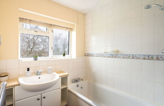 Pierocks Carver Entire House, Free Parking and Wi-fi in High Wycombe - Photo 18