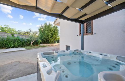 Awesome Home In Tinj With Jacuzzi - Photo 2
