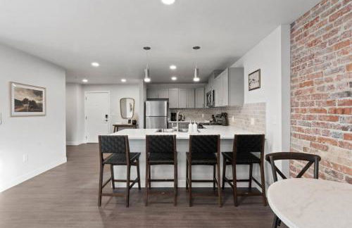 King Bed - J and K on Main Luxury Apartment 306 - Foto 2