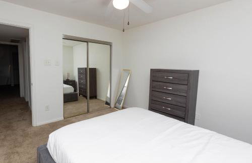 Wyndham 219 Modern 2br suite, Parking - Photo 11