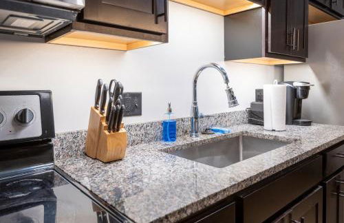 King Bed - Heart of PB - Jaw-Dropping Rooftop and Gym - Foto 16