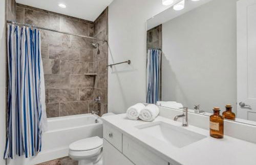 NEW Luxe 4BR 12 Beds - RoofDeck Views - Chefs Kitchen - Foto 44