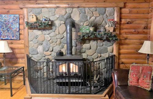 Log Cabin with a Hot Tub in Ellicottville, For Magical Glamping Escapes in New York - Foto 16