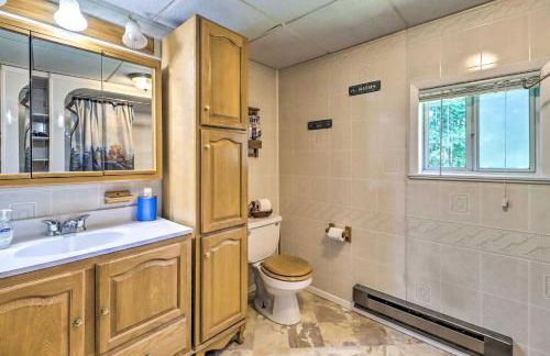 Secluded and Quiet Pocono Mountain Cabin with Hot Tub! - Foto 21