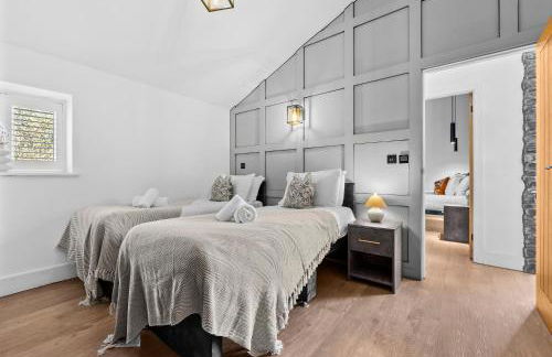 The Oaks Barn - A Countryside Luxury Rural Escape with Hot tub & Fire Pit! Tranquil Group Retreat - Sleeps 8, Pet Friendly & Off road Parking - By Blue Puffin Stays - Photo 5