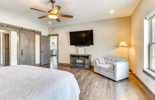 Lavish Retreat with Decks, Steps to Table Rock Lake! - Foto 12