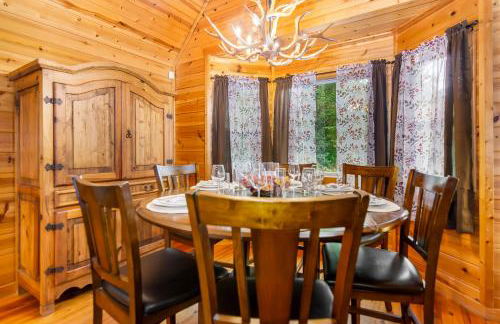 Amazing Creek View Cabin w/ Hot Tub, Firepit & Pool Table - Foto 50