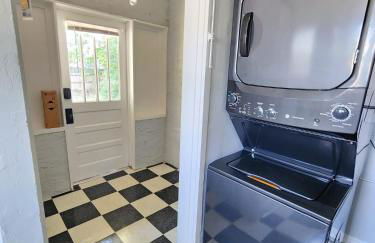 Cozy Vintage Bungalow @Mills50 District - Photo 15