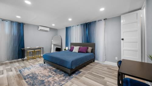 Modern Studio Retreat with Workspace in Houston - Foto 5