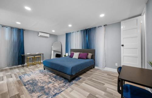 Modern Studio Retreat with Workspace in Houston - Foto 5