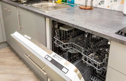 Modern & Stylish 3 Bedroom Home in Peterborough - Photo 11