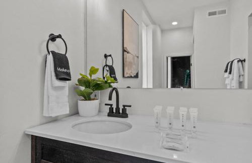 Brick and Modern on Miami St By StayLage - Foto 12