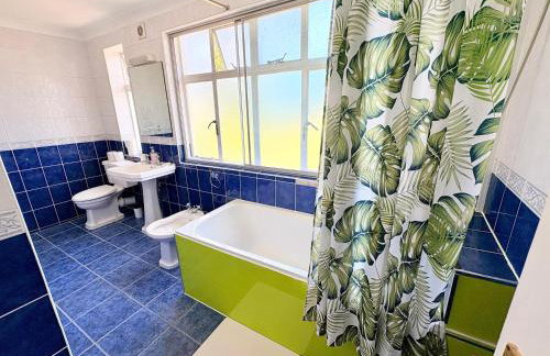 6-Beds, Private Road, Beautiful Garden - Foto 20