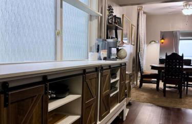 Comfy, Close to Downtown with Lake & Lift Bridge Views - Foto 14