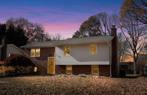 4BR House Mins to Downtown Annapolis with Firepit, Basement Bar, & Sleeps 12 - Foto 2