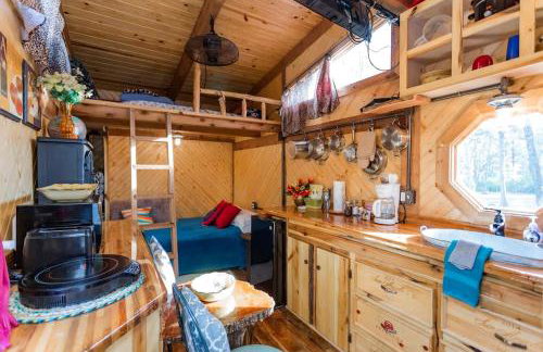 Hillbilly Chic Tiny House Near Nashville with WiFi, Kitchenette, Fire Pit & Trails - Foto 3
