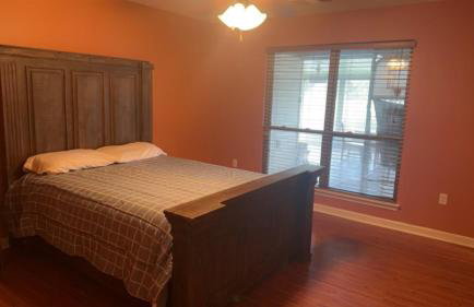 4BR 2BA Family Home On a Lake - Foto 34