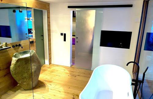 stylische Alpenlounge mit Pool, Blockhaus-Sauna und Jacuzzi für bis zu 12 Personen - Foto 10