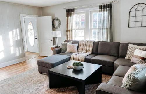 Large 4 Bedroom Home Close to Airport and IX Center - Photo 5