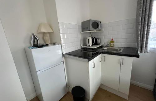 1st Studio Flat With full Private Toilet And Shower With its Own Kitchenette in Keedonwood Road Bromley A Fully Equipped Independent Studio Flat - Photo 16
