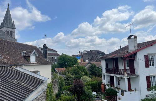 Charmant appartement 2 chambres entièrement rénové avec parking au calme tout en étant à deux pas des commerces et restaurants - Foto 24