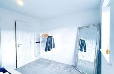 City Centre 3 Bedroom House Sleep upto 9 Guests with Garden and Parking - Foto 49