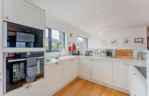 Residence 11 by Together Travel - Luxury 2-Bed Ground Floor Apartment - Photo 5