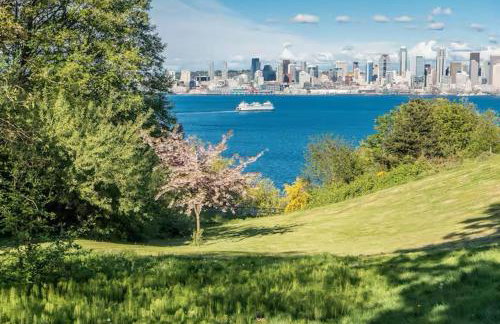 Fremont & Woodland Park Zoo Cozy Living - Photo 12